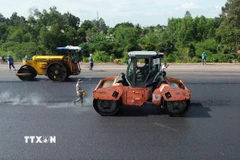 Lu nền đường sau khi thảm nhựa tại cao tốc Biên Hòa-Vũng Tàu, đoạn qua Đồng Nai. (Ảnh: Công Phong/TTXVN)
