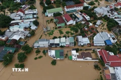 Lụt ngập diện rộng trên địa bàn tỉnh Khánh Hòa khiến nhiều nhà dân bị chìm trong biển nước. (Ảnh: TTXVN phát)