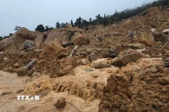 Công ty Cổ phần Quản lý và Xây dựng giao thông Khánh Hòa đang khắc phục sự cố sạt lở đèo Khánh Lê. (Ảnh: Xuân Triệu/TTXVN)