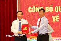 Ông Nguyễn Thành Tâm, Ủy viên Trung ương Đảng, Phó Trưởng Ban Tổ chức Trung ương trao Quyết định của Ban Bí thư điều động, chỉ định ông Nguyễn Văn Út giữ chức Phó Bí thư Tỉnh ủy Đồng Nai. (Ảnh: Sỹ Tuyên/TTXVN)