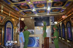 Kiểm tra công tác đảm bảo an toàn phòng cháy chữa cháy tại một số cơ sở kinh doanh dịch vụ karaoke. (Ảnh: TTXVN)