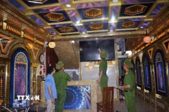 Kiểm tra công tác đảm bảo an toàn phòng cháy chữa cháy tại một số cơ sở kinh doanh dịch vụ karaoke. (Ảnh: TTXVN)