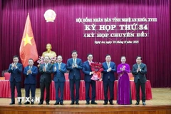 Lãnh đạo tỉnh Nghệ An chúc mừng ông Võ Trọng Hải được bầu làm Chủ tịch Ủy ban Nhân dân tỉnh. (Ảnh: Trịnh Duy Hưng/TTXVN)