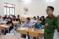 Những giờ học tiếng Anh của học sinh Trường Phổ thông Dân tộc bán trú Tiểu học và Trung học cơ sở Nậm Ban với Thiếu tá Vũ Văn Chính. (Ảnh: Nguyễn Oanh/TTXVN)