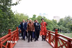 Chủ tịch Quốc hội kiêm Chủ tịch Hạ viện Thái Lan Sophon Zaram thăm đền Ngọc Sơn (Hà Nội). (Ảnh: Tuấn Anh/TTXVN)