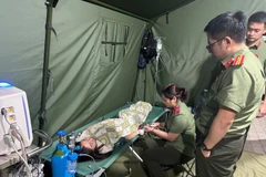 Bệnh nhân bị ngất, hạ canxi được sơ cứu tại lều y tế của Bệnh viện Công an thành phố Hà Nội. (Nguồn: Sức khỏe và Đời sống)