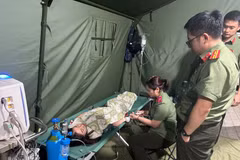 Bệnh nhân bị ngất, hạ canxi được sơ cứu tại lều y tế của Bệnh viện Công an thành phố Hà Nội. (Nguồn: Sức khỏe và Đời sống)