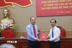 Bí thư Tỉnh ủy Cà Mau Nguyễn Hồ Hải (trái) trao quyết định chuẩn y giữ chức Phó Bí thư Tỉnh ủy nhiệm kỳ 2020-2025 đối với ông Hồ Thanh Thủy. (Ảnh: Chanh Đa/TTXVN)