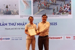 Tác giả Lê Mạnh Linh, Báo Tin tức và Dân tộc, đạt giải A giải Khoảnh khắc nghề báo lần thứ nhất, năm 2024-2025. (Ảnh: Hồng Đạt/TTXVN)