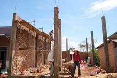 Gia đình chị Ka Hes (thôn Duệ, xã Đinh Lạc, huyện Di Linh) là trường hợp được tháo gỡ khó khăn về đất không 'chính chủ," nhận hỗ trợ xóa nhà tạm theo quy định. (Ảnh: Nguyễn Dũng/TTXVN)