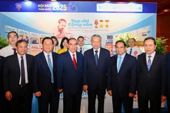 Tổng Bí thư Tô Lâm cùng các lãnh đạo Đảng, Nhà nước và các đại biểu tham quan không gian trưng bày của Tạp chí Cộng sản tại Hội Báo Toàn quốc 2025. (Nguồn: Nhân Dân)