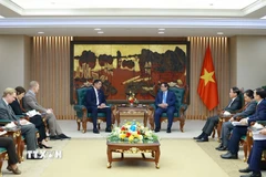 Thủ tướng Phạm Minh Chính tiếp ông Johan Ndisi, Đại sứ Vương quốc Thụy Điển tại Việt Nam và ông Dennis Nobelius (hàng đầu bên trái), Tổng Giám đốc Tập đoàn Syre (Thụy Điển). (Ảnh: Dương Giang/TTXVN)