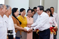 Chủ tịch Quốc hội Trần Thanh Mẫn tặng quà cho các gia đình chính sách trên địa bàn phường Bình Thủy, thành phố Cần Thơ. (Ảnh: Doãn Tấn/TTXVN)
