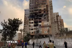 Tòa nhà tại Tehran, Iran bị hư hại sau cuộc tấn công của Israel. (Ảnh: AA/TTXVN)