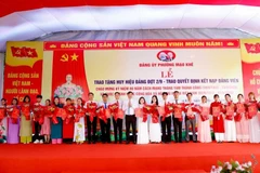Bí thư Đảng ủy phường Mạo Khê trao quyết định kết nạp đảng viên cho 45 quần chúng ưu tú, tháng 8/2025. (Nguồn: DDCI Mạo Khê)
