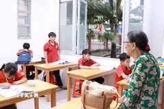 "Lớp học tình thương” cho trẻ em có hoàn cảnh khó khăn hoạt động 3 buổi trong tuần, được bà giáo Nguyễn Thị Ba duy trì bằng tiền bán vé số. (Ảnh: Huyền Trang/TTXVN)