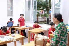 "Lớp học tình thương” cho trẻ em có hoàn cảnh khó khăn hoạt động 3 buổi trong tuần, được bà giáo Nguyễn Thị Ba duy trì bằng tiền bán vé số. (Ảnh: Huyền Trang/TTXVN)
