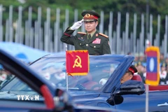 Thượng tướng Khamliang Outhakaysone, Bộ trưởng Bộ Quốc phòng Lào, thực hiện nghi thức điều lệnh tại lễ tổng hợp luyện. (Ảnh: Đỗ Bá Thành/TTXVN)