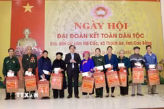 Phó Thủ tướng Hồ Quốc Dũng tặng quà các hộ gia đình có thành tích xuất sắc. (Ảnh: Chu Hiệu/TTXVN)