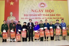 Phó Thủ tướng Hồ Quốc Dũng tặng quà các hộ gia đình có thành tích xuất sắc. (Ảnh: Chu Hiệu/TTXVN)