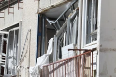 Hiện trường cuộc không kích của Iran tại Tel Aviv, Israel ngày 6/3/2026. (Ảnh: THX/TTXVN)