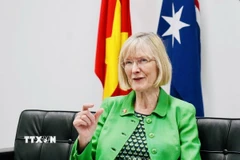 Đại sứ Australia Gillian Bird trả lời phỏng vấn báo chí. (Ảnh: Việt Đức/TTXVN)
