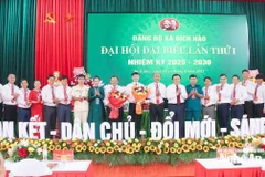 Ủy viên Bộ Chính trị, Giám đốc Học viện Chính trị Quốc gia Hồ Chí Minh, Chủ tịch Hội đồng Lý luận Trung ương Nguyễn Xuân Thắng và Phó Bí thư Tỉnh ủy, Chủ tịch Ủy ban MTTQ Việt Nam tỉnh, Trưởng Đoàn đại biểu Quốc hội tỉnh Võ Thị Minh Sinh chúc mừng Ban Chấp hành Đảng bộ xã Bích Hào, nhiệm kỳ 2025-2030. (Nguồn: Báo Nghệ An)