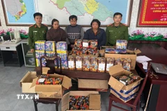 Một số đối tượng cùng tang vật vụ án. (Ảnh: TTXVN phát)