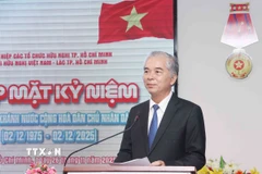 Ông Ngô Minh Châu, Chủ tịch Hội hữu nghị Việt Nam-Lào Thành phố Hồ Chí Minh phát biểu chúc mừng kỷ niệm 50 năm Quốc khánh Lào. (Ảnh: Xuân Khu/TTXVN)