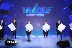 Các đại biểu thực hiện nghi lễ khai mạc WISE HCMC+ 2025. (Ảnh: Xuân Khu/TTXVN)