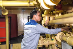 Thiếu tá Nguyễn Đình Lưu kiểm tra bảo đảm an toàn kỹ thuật trên tàu. (Ảnh: TTXVN phát)