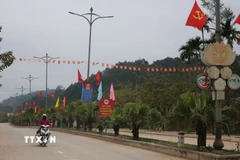 Nhiều đường phố ở xã biên giới miền núi Tây Giang với sắc đỏ cờ Tổ quốc chào mừng Đại hội lần thứ XIV của Đảng. (Ảnh: Hải Âu/TTXVN)