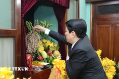 Chủ tịch nước Lương Cường dâng hương tưởng nhớ Chủ tịch Hồ Chí Minh tại Nhà 67, Khu Di tích Chủ tịch Hồ Chí Minh trong Phủ Chủ tịch. (Ảnh: Lâm Khánh/TTXVN)