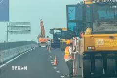 Phương tiện của Tổng Công ty Xây dựng T.S thi công cao tốc Cần Thơ-Hậu Giang không đảm bảo an toàn giao thông. (Ảnh: TTXVN phát)