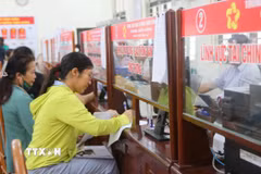 Người dân đến làm thủ tục hành chính công tại phường Thiên Hương, thành phố Hải Phòng. (Ảnh: Minh Thu/TTXVN)