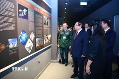 Thủ tướng Phạm Minh Chính tham quan Bảo tàng vũ trụ Việt Nam tại Khu Công nghệ cao Hòa Lạc. (Ảnh: Dương Giang/TTXVN)
