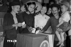 Xã viên HTX nông nghiệp Thanh Trì (Hà Nội) phấn khởi đi bỏ phiếu bầu cử đại biểu Quốc hội khóa III (24/6/1964). (Ảnh: Tư liệu TTXVN)