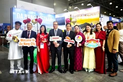 Đại sứ Đăng Minh Khôi, Phó Giám đốc Sở Văn hóa, Thể thao và Du lịch thành phố Đà Nẵng Tán Văn Vương (thứ 4 và 5 từ trái qua) cùng đại diện các doanh nghiệp cắt băng khánh thành gian du lịch Đà Nẵng tại MITT-2026. (Ảnh: Tâm Hằng/TTXVN)