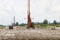 Trang thiết bị máy móc được tập kết ra công trường cao tốc Châu Đốc-Cần Thơ-Sóc Trăng. (Ảnh: Tuấn Phi/TTXVN)