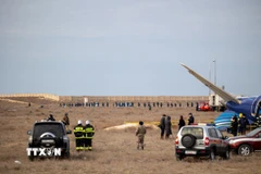 Hiện trường vụ rơi máy bay của hãng hàng không Azerbaijan Airlines gần sân bay Aktau, Kazakhstan, ngày 25/12/2024. (Ảnh: THX/TTXVN)