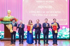 Phó Bí thư Thường trực Thành ủy Nguyễn Đình Vĩnh (thứ 3, bên phải sang) và các đồng chí Thường trực Thành ủy tặng hoa chúc mừng các cán bộ. (Nguồn: Trang thông tin điện tử Thành ủy Đà Nẵng)