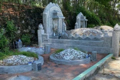 Hiện trạng khắc phục, nhổ bỏ cọc gỗ cắm trực tiếp lên phần mộ.