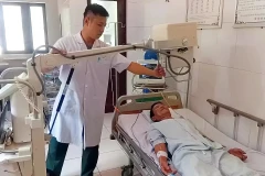 Bác sỹ Bệnh xá đảo Trường Sa thăm khám cho bệnh nhân. (Nguồn: Báo Khánh Hòa)