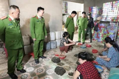 Lực lượng chức năng khám xét cơ sở sản xuất thuốc đông y không đảm bảo chất lượng (Ảnh do Công an cung cấp)