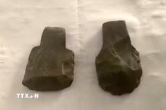 Các rìu đá hàng nghìn năm tuổi được phát hiện trong hang Én ở Vườn Quốc gia Phong Nha-Kẻ Bàng. (Ảnh: TTXVN phát)