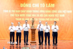 Tổng Bí thư, Chủ tịch nước Tô Lâm trao tặng Ban Thường vụ Thành ủy Đà Nẵng bức tượng Chủ tịch Hồ Chí Minh. (Ảnh: Thống Nhất/TTXVN)