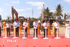 Các đại biểu bấm chuông khởi công dự án. (Ảnh: Tuấn Phi/TTXVN)