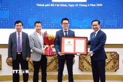 Ông Nguyễn Văn Được, Chủ tịch UBND Thành phố Hồ Chí Minh trao Giấy chứng nhận đầu tư cho đại diện doanh nghiệp. (Ảnh: TTXVN phát)