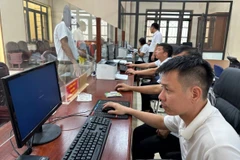 Cán bộ Trung tâm phục vụ hành chính công xã Nam Cường (tỉnh Hưng Yên) thực hiện thủ tục hành chính cho người dân trong ngày đầu thực hiện mô hình chính quyền địa phương 2 cấp. (Ảnh: Thu Hoài/TTXVN)