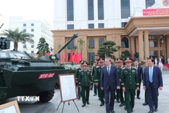 Tổng Bí thư Tô Lâm và đại biểu tham quan trưng bày các sản phẩm của Tổng cục Công nghiệp Quốc phòng. (Ảnh: Trọng Đức/TTXVN)